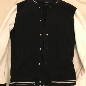 Highschool tröja - En enkel men fräsch tröja med lite highschool wibe, skön och mjuk som passar inför kommande hösten!