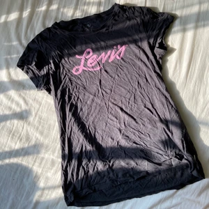 Levi’s t-shirt - Urtvättad, svart färg. Inte använd många gånger så den är i fint skick. 💕