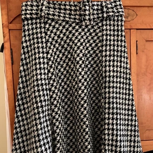 Svartvit kjol i nyskick från H&M - Fantastisk kjol från H&M i str 40, nyskick! Kan hämtas, mötas upp om i närheten eller levereras, men köparen står för frakt.