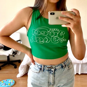 Croppat linne - 💚Ny köpt snyggt grönt croppat linne som jag vet att jag verkligen nt kmr använda🥲🤌 Endast testad av mig annars helt oanvänd :) skriv privat om du vill ha fler bilder!💚 använder endast swish!!!