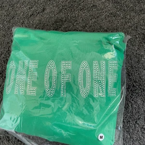One of one Hoodie - Oöppnad och oanvänd hoodie i storlek M från årets slutsålda kollektion av One Of One. Köpt i deras pop-up store de hade i Visby 21/7.🌷 Bud som gäller med startbud på 1000kr (nypris) Varje nytt bud ska öka med 20kr. FRAKT TILLKOMMER, kan mötas rundt Gävle🤝 Hoodien är truesize.