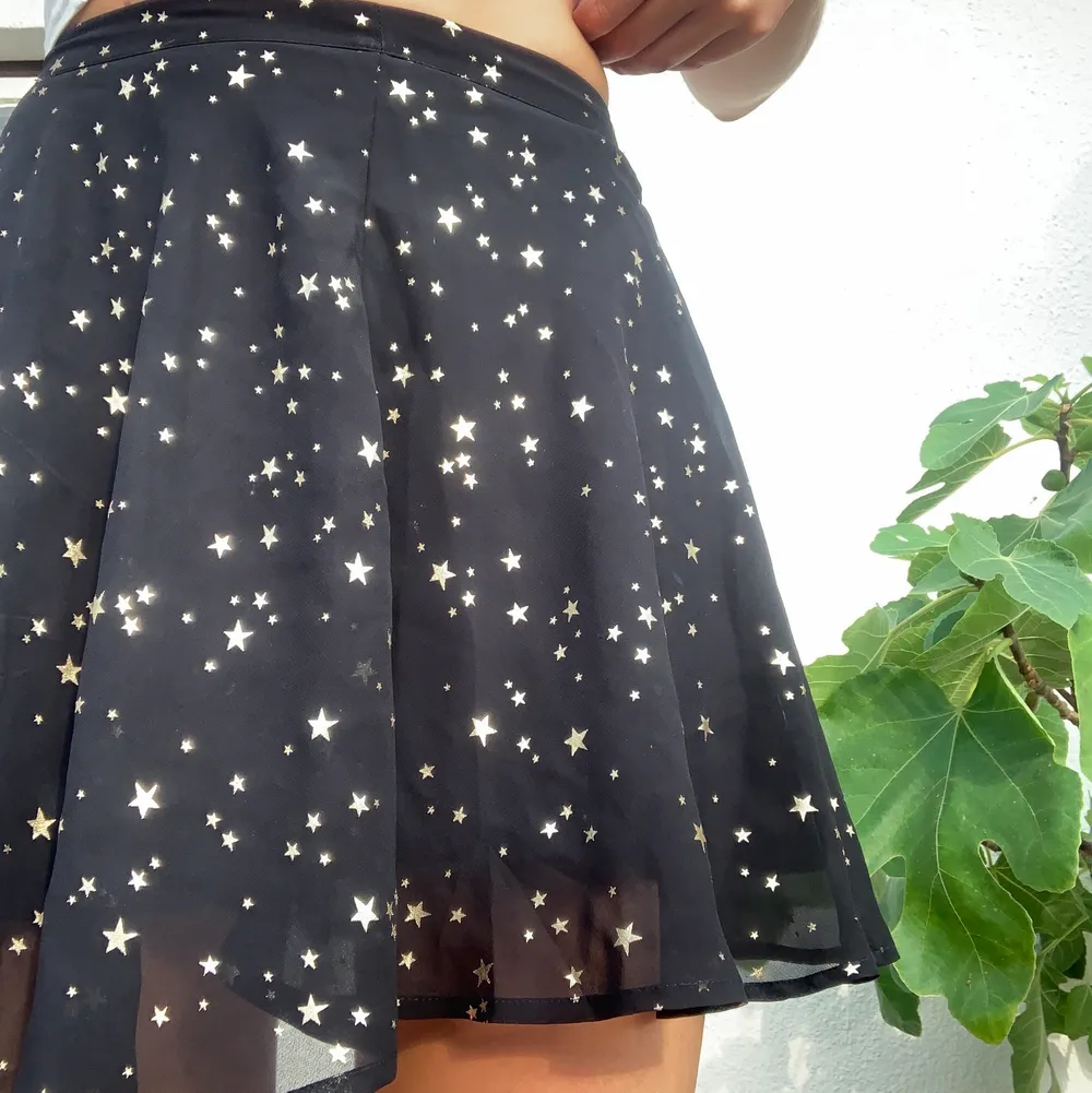 En jättefin svart flowing kjol med guldiga stjärnor i olika storlekar. Köpt på Zalando från Mint & Berry för ett tag sedan, men den användes bara en gång (därför i mycket bra skick). Väldigt fint tunnt tyg med stjärnorna utanför och under är det som en svart underkjol. . Kjolar.