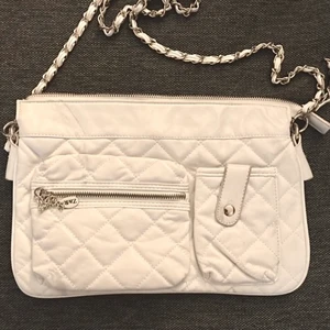 Väska  - Vit väska med gulddetaljer . Mått 23*20 cm . Material syntet . Många fack både på utsida och inuti . Axelbandet är ställbart , kan bäras crossover . Märke ZR. Nyskick. 