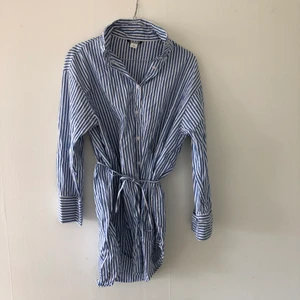 Monki - skjorta 🌻 - Lång skjorta från Monki, perfekt nu i sommar! 