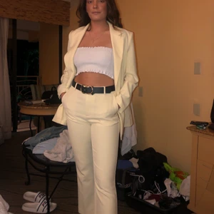 Gult kostymset Gina Tricot - Säljer mitt superfina set från Gina Tricot! Blazer & kostymbyxor i storlek 40, så himla fin och älskar den ljusgula färgen men tyvärr passar det inte längre mig.. Inte alls mycket använt så superfint skick! Inga fläckar eller något sådant. Kan skicka fler bilder vid intresse 🥰 300 kr för hela setet, nypris runt 1000 kr för båda delar.