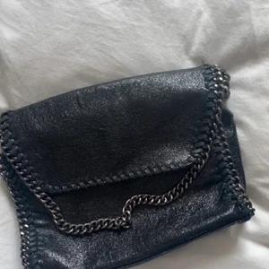 Liknande Stella väska - Jättefin väska som liknar Stella mccartney. Säljer igen pågrund utan oseriösa säljare❤️❤️❌300kr❌ köp direkt för 400kr eller buda