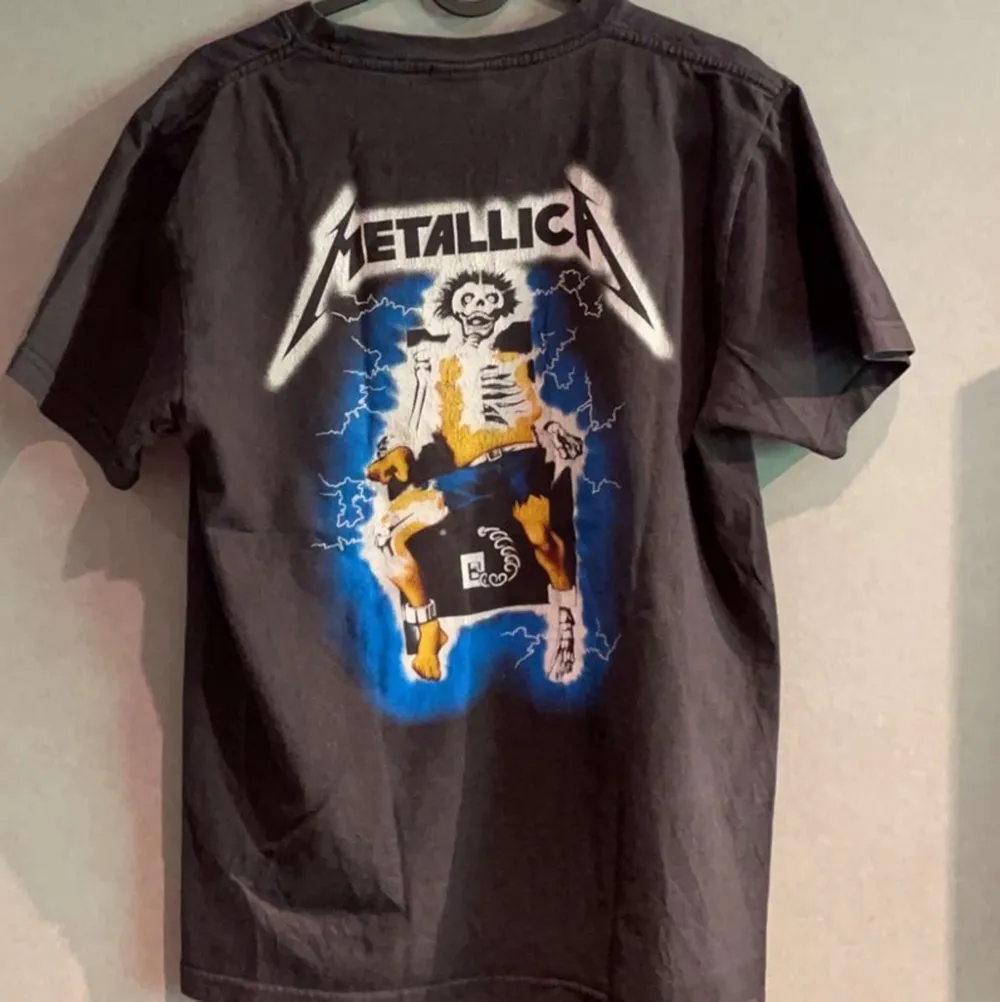 En Metallica t-shirt i storlek M. Bra skick, trycken är spruckna men det är så den ser ut. . T-shirts.