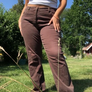Bruna jeans - Bruna jeans köpta second hand men i bra skick. Midwaist & långa i benen på mig som är 163 cm. Lite stora på mig som vanligtvis har typ 44-46 i byxor 