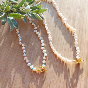 Pärlhalsband - Så fint och trendigt pärlhalsband! Med ett gulligt lås som också fungerar som en extra detalj där fram. Köp antingen med färg emellan eller ett vanligt vitt! 