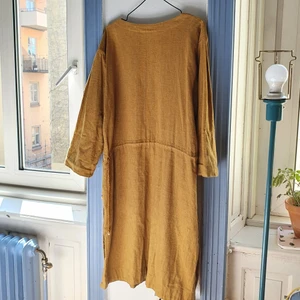 unik vintageklänning i tjockt linne - otrolig, naturnära klänning.. fått många komplimanger med denna men använder den helt enkelt mindre än den förtjänar ändå! nån dam sa att det var ett välkänt, klassiskt 80-talsmärke men jag kommer ej ihåg vilket det var! hur som!! väldigt fin, har originalknappar i trä, knäppning vid axeln å som diskret slits som detalj.. band i midjan som man kan dra åt som tyvärr e lite slitet längst ut🌻