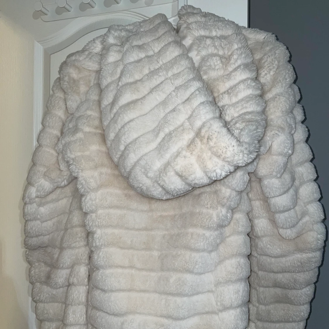 Krämvit pälsjacka - 90