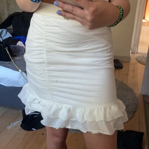 Vit kjol - Säljer denna kjol som inte heller kommit till användning, därav i bra skick