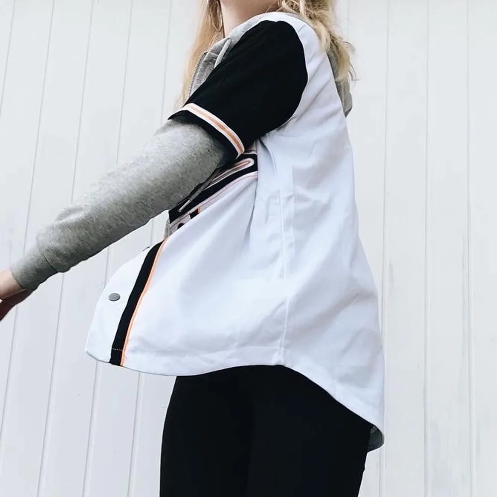 Säljer denna kortärmade baseball tröjan från Karl Kani i svart, vitt och orange. Luftigt material och superskönt att ha på sig. Köparen står för frakten på ca 20kr och betalning sker via swish. Skriv privat vid fler funderingar ☺️. T-shirts.