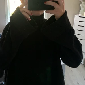 Ginatricot, stickad tröja - Otroligt fin passform, vida ärmar och lite hög i halsen. 