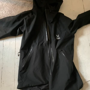 Haglöfs jacka: Storlek M - Haglöfs jacka i storlek medium som är använd max 3 ggr. Den är för stor för mig så jag tänkte sälja den, pris kan diskuteras 