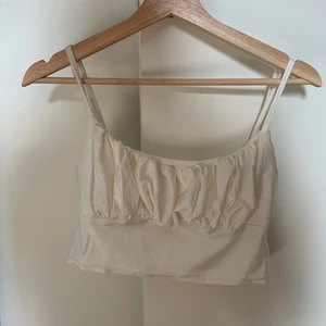 Topp - Söt topp som passar till det mesta och som sitter väldigt snyggt. 