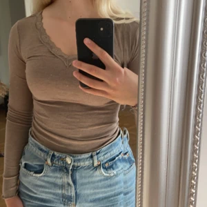 Tröja - Jättefin långärmad tröja! V-ringningen är dekorerad med jättefin spets! Köptes förra hösten från New Yorker och användes ett par gånger, men skicket är fortfarande som ny. Självklart skickas plagget nytvättat och struket!😁