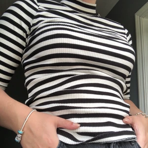 Randig Turtleneck  - Jättesnygg topp från kappahl I fint skick🖤🤍 köpare står för frakt! Storlek XS men passar absolut en S