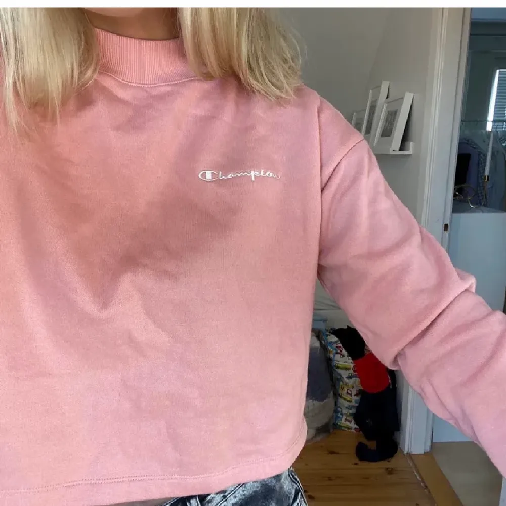 Säljer denna fina rosa Champion tröja i storlek S som jag köpt här på plick, men som tyvärr inte kommer till användning💕 Hör av dig vid funderingar . Tröjor & Koftor.