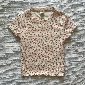 Baby tee från urban outfitters - Supergullig topp från urban, väldigt sällan använd