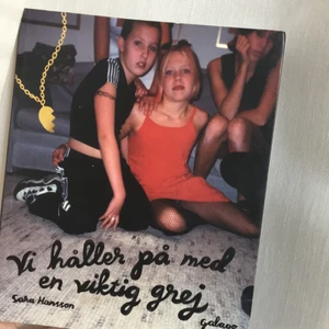 seriebok — “vi håller på med en viktig grej” - seriebok i helt nytt, fint skick !!