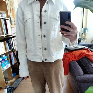 Acne Studios vit jeansjacka - Vit croppad jeansjacka med långa ärmar från Acn Studios. Passar s-m