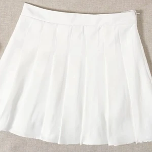 Vit tenniskjol - Skit fin tenniskjol. Är helt kär i denna men tyvärr beställde jag fel storlek. Storlek S. Använd fåtal ggr och är i bra kvalité. Ni måste ha dessa. 