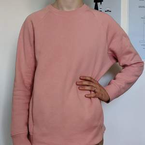 Fin rosa Acne-sweater i storlek M. Sparsamt använd. Färg rosa. 