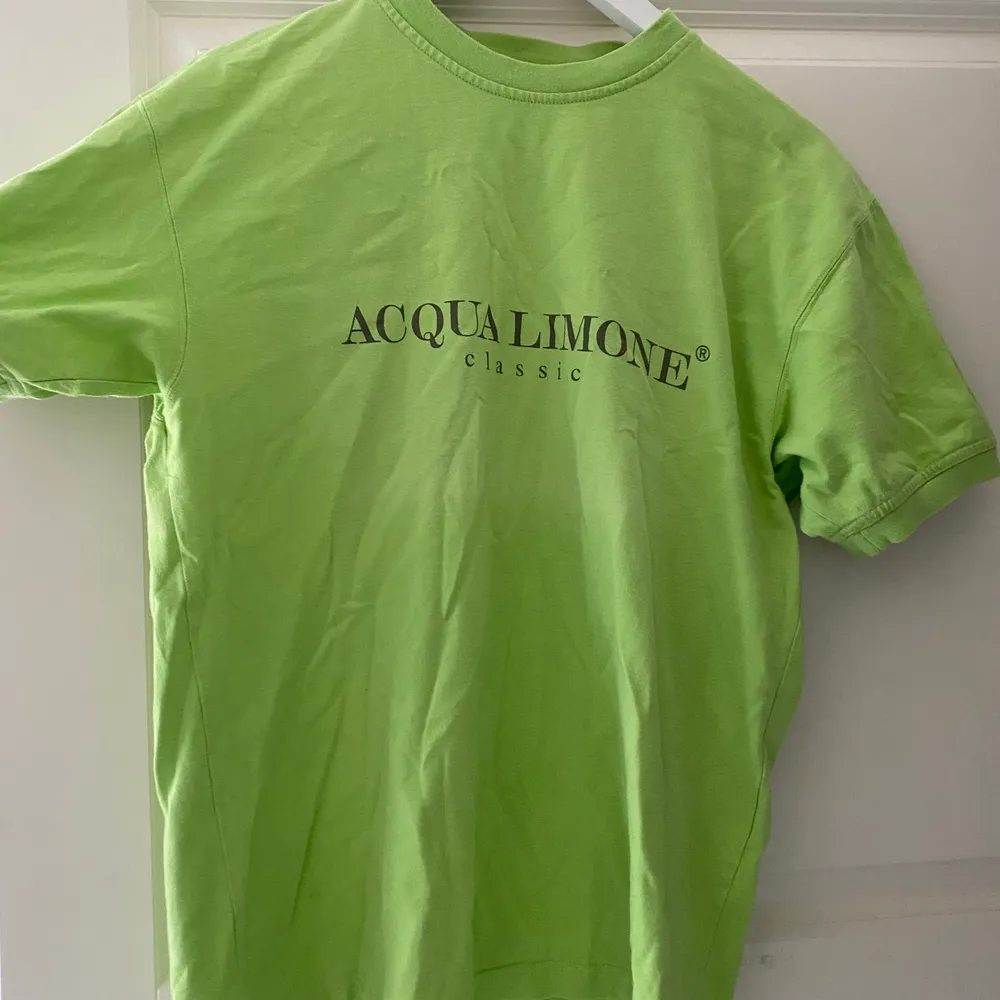 Jättefin Acqua limone tröja i nyskick, den är aldrig använd. Färgglad och fin perfekt till sommaren. Pris kan diskuteras. Kostar som ny: 600kr. T-shirts.