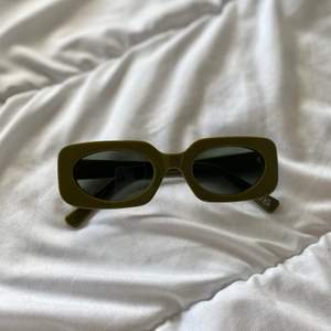Helt nya häftiga mörkgröna solglasögon. Älskar dem men blir tyvärr inte använda. Endast testade hemma så i nyskick! Frakt på 48 kr tillkommer 💚