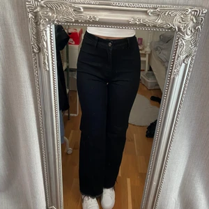 Svarta jeans - Säljer dessa ”all time favourites” väl använda svarta jeans men i bra skick.  Älskar hur dessa sitter, men dom börjar bli på gränsen för korta på mig som är 165❤️ (smutsig spegel)