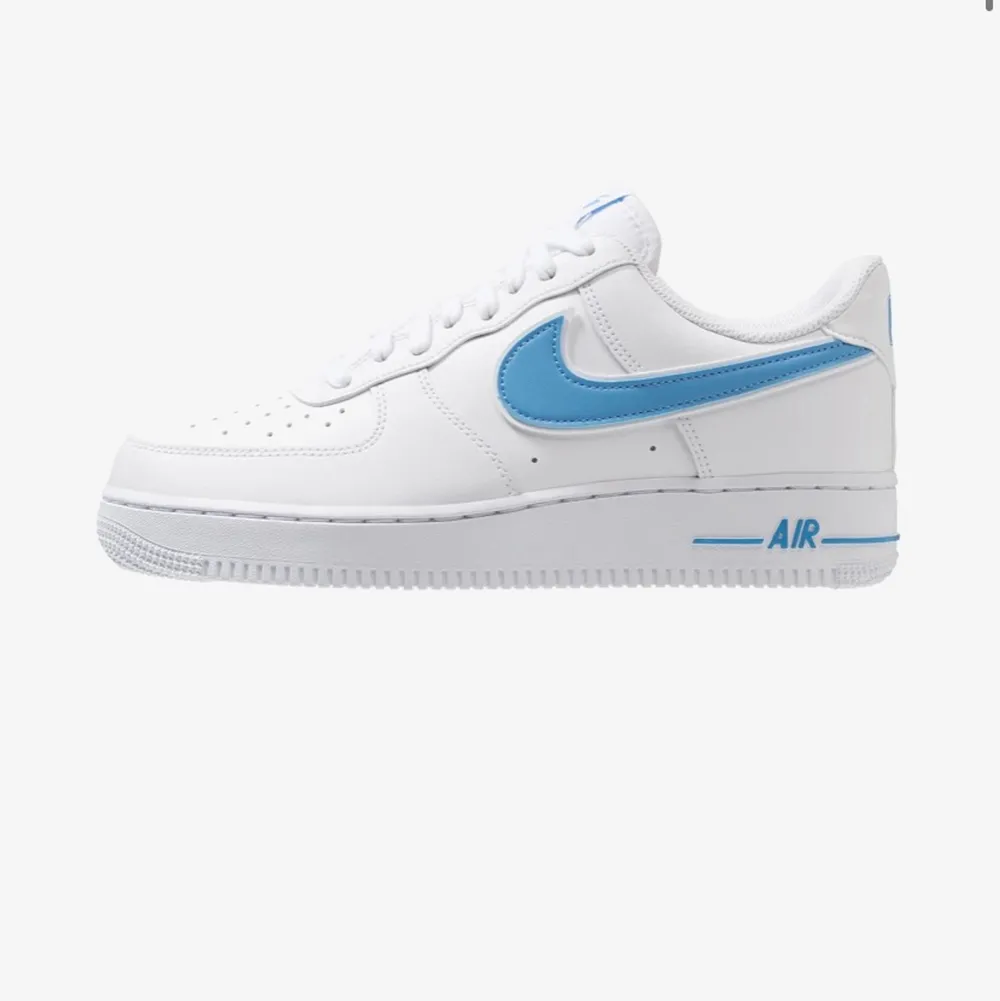Hej! Jag söker dessa Nike air force i färgen vit & ljusblå, helst i  storlek 38 :). Skor.