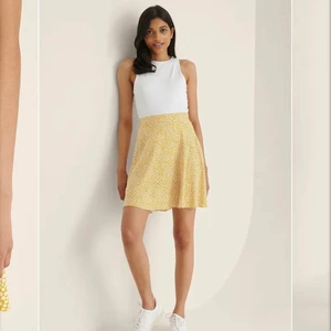 Kjol - Endast testad, storlek 38. Alla lappar sitter kvar säljer för 200+frakt. 