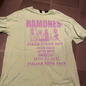 Neongrön t-shirt - Använd fåtal gånger. Strl. XS. Oversized. Orättvis färg på bilden, mer neongrön i verkligenheten 