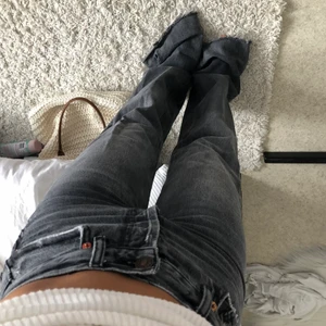 Slutsålda zara jeans - Slutsålda zara jeans storlek 32💕 ja på bilden är ca 160 men dom är inte avklippta så passar alla längder🌸  budgivning från 250 kr i kommentarerna😇