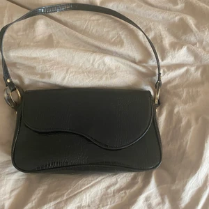 Väska - Svart väska från Nelly som är i väldigt bra skick, kommer inte åt ngn användning längre:(