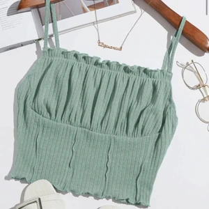 Topp - Grönaktig topp. Aldrig använd 