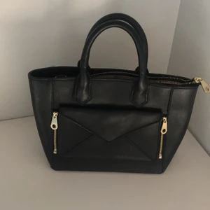 Don donna väska - Väska från don donna. Köpt för några år sedan. Inte använt den så mycket på senaste så säljer den. Bra skick. Kan frakta och kanske mötas. 