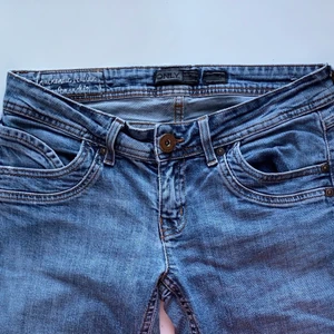 ONLY jeans | W29 L34 - Supersnygga lågmidjade jeans från ONLY i bootcut. Midjemått: 85 cm | Innerbenet: 83 cm. Hör av dig för fler bilder/ vid frågor <3 Köpare står för frakt.