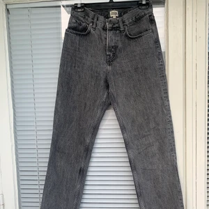 Twist & Tango jeans  - Gråa jeans från twist & tango säljes. Fint skick, medelhög midja och mom-jeans modell. Sitter snyggt på mig som är 168cm lång. 