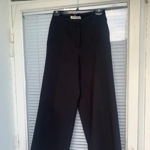 Carin Wester kostymbyxor  - Raka, lite lösa Carin Wester kostymbyxor. Fint skick, säljes då jag inte använder den. 
