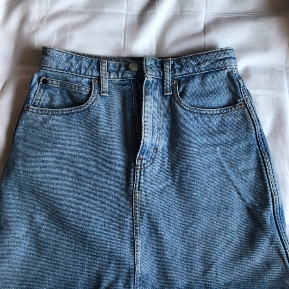 Snygg jeanskjol från Calvin Klein, något tajt för mig men annars en favorit! 💙 Kan mötas upp i Stockholm annars frakt. . Kjolar.