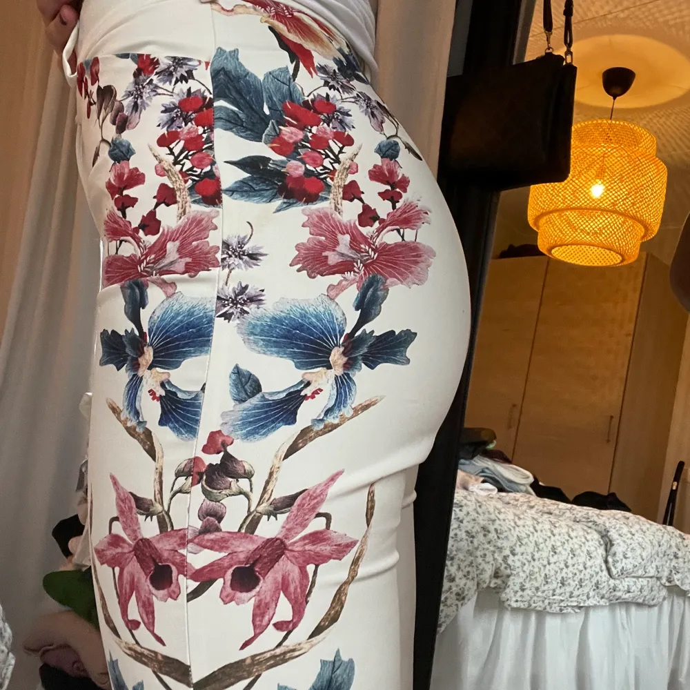Blommiga kostymbyxor frĂ„n Zarađž Lite mer offwhite i fĂ€rgen skulle jag sĂ€ga, lĂ„nga i benen, insydda i midjan hos skrĂ€ddare sĂ„ passar mig som har 34/36 perfekt. AnvĂ€nda nĂ„gra fĂ„tal gĂ„nger men kommer inte lĂ€ngre till anvĂ€ndningđ. Farkut & Housut.