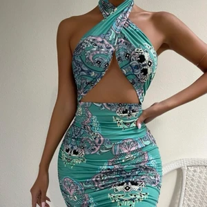 Klänning  - Aldrig använd. Jätte fin klänning till sommaren