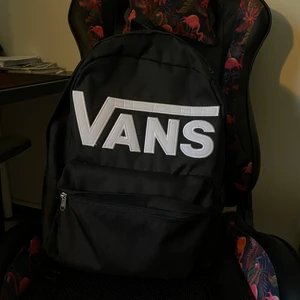 Vans Ryggsäck - Svart Vans ryggsäck i väldigt gott skick och är superbekväm att bära på.