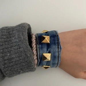 Armband - Nitarmband av jeans säljes 🐅👊 Kontakta vid intresse och köparen står för frakt 🙌 