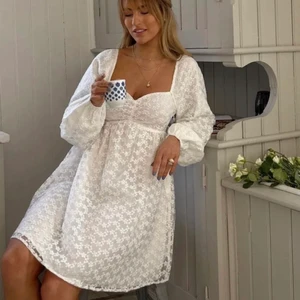 Sanna Jörnvik klänning - Säljer denna klänning från Sanna Jörnviks kollektion med NaKd som tog slut på 7 min ☺️ den är limited edition och aldrig använd endast provad. Passar perfekt till student, midsommar eller som vanlig sommarklänning! 💕💕💕 stl 32 men stor i storlek. 