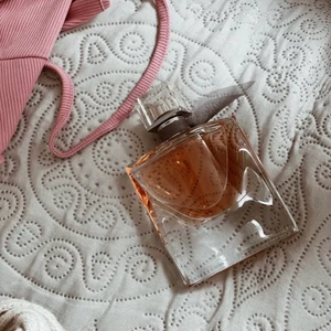Lancome parfym - Lancôme - la vie est belle parfym. Flaskan är 50ml, ni ser på bild 2 hur mycket som är kvar. Möts i centrala gävle eller fraktas mot fraktkostnad!💘 Nypris på kicks: 935kr