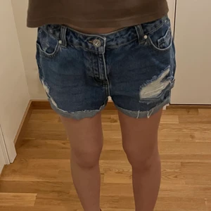 Shorts  - Säljer dessa fett snygga jeans shorts med slits ❤️‍🔥❤️‍🔥💕💘