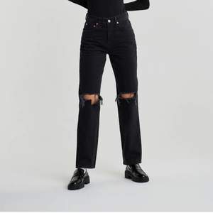 Svarta jeans från Gina Tricot. Högmidjade och slitna. Fint skick! Använda ett fåtal gånger för ca 6 månader sen🥰  Nypris: 600kr!!